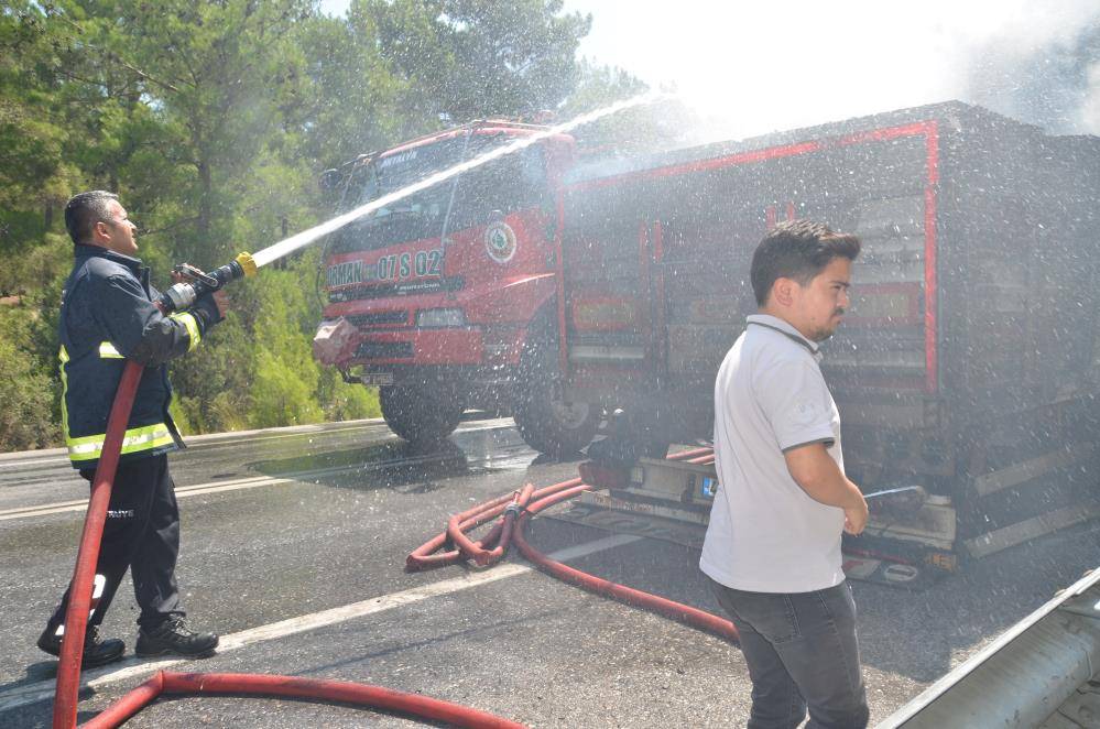 Konya’dan yola çıktı, patlayan lastik TIR'ı yaktı 6